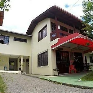 pousada-medina-surf-house.santa-catarina-brasil.com/